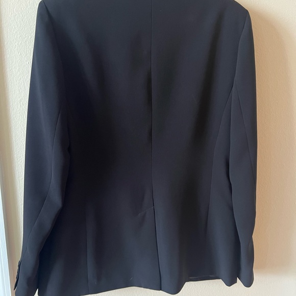 Sharp and professional polyester crepe blazer. - Picture 2 of 3